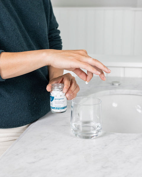 Clătește cu tableta naturală de apă de gură.