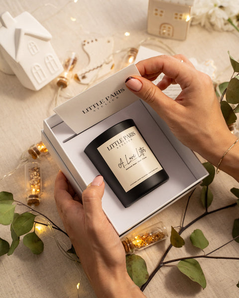 Lumânare parfumată A Love Letter - Trandafir de Damask • Lemn de Agar