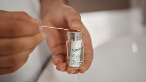 Continuă cu ața dentară vegană.